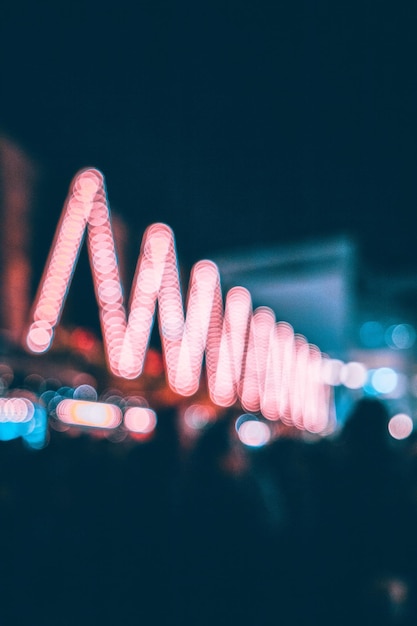 Primer plano de las manos contra la luz iluminada