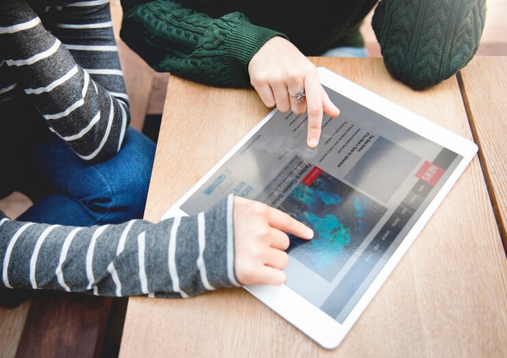Foto primer plano de manos está utilizando tableta digital