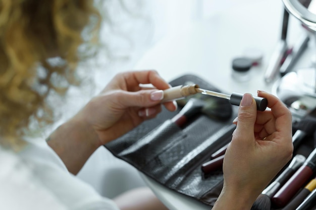 Foto primer plano de manos femeninas con un corrector líquido