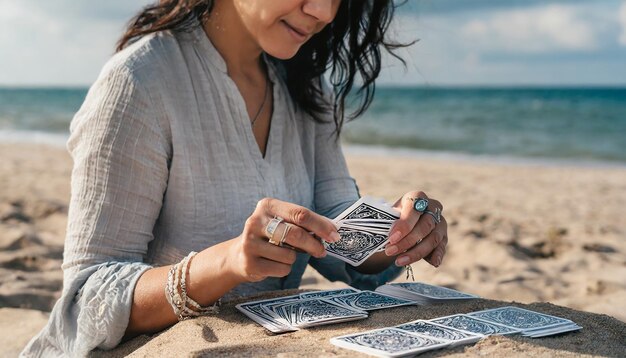 un primer plano de manos femeninas dibujando las cartas del tarot de la baraja una mujer adivina sentada en t