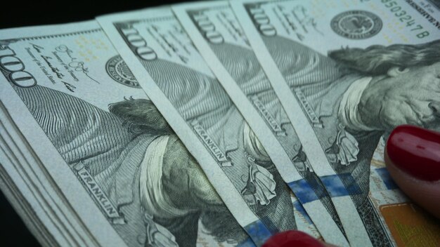 Primer plano manos femeninas con dinero en efectivo Empresaria manos contando billetes