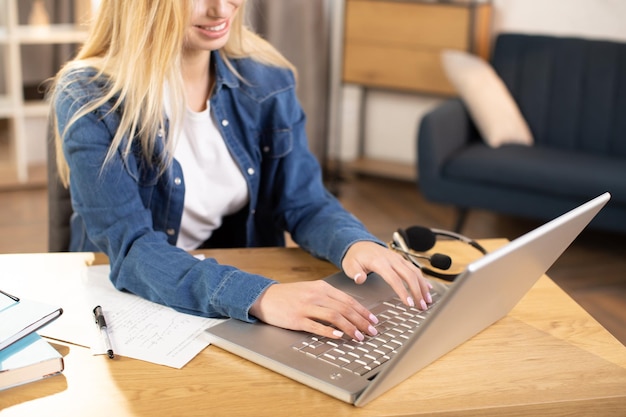 Primer plano de manos femeninas escribiendo en el teclado