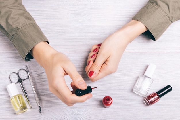 Primer plano de manos femeninas haciendo una manicura