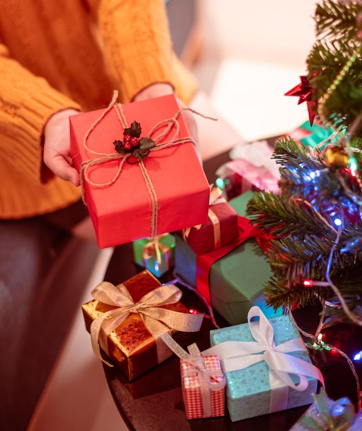 Primer plano Manos femeninas sosteniendo caja de regalo plata concepto Navidad año nuevo cumpleaños concepto