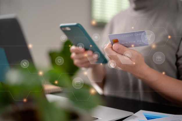 Primer plano de manos femeninas sosteniendo un mensaje de escritura de tarjeta de crédito en un teléfono inteligente con iconos de tecnología para comprar en línea