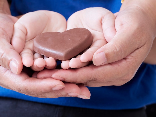 Foto primer plano de las manos en forma de corazón