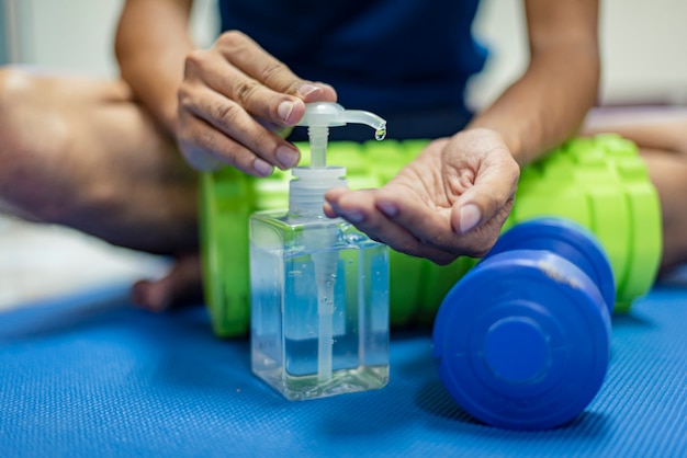 Primer plano de las manos con gel antiséptico, gel de alcohol para desinfectar las manos. Medidas preventivas durante el período de epidemia. Covid-19 o coronavirus