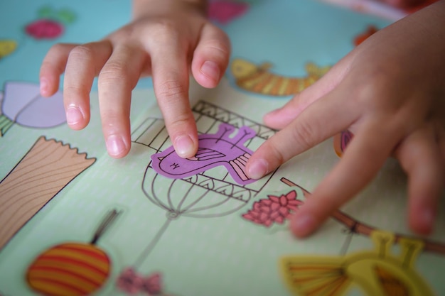 Primer plano de las manos haciendo artesanía