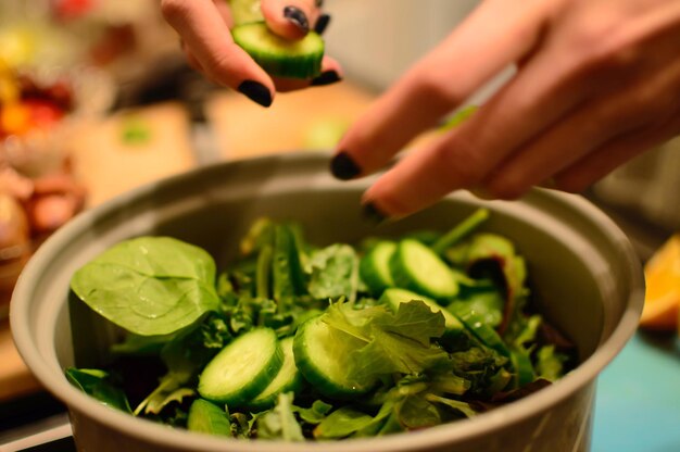 Foto primer plano de las manos haciendo ensalada