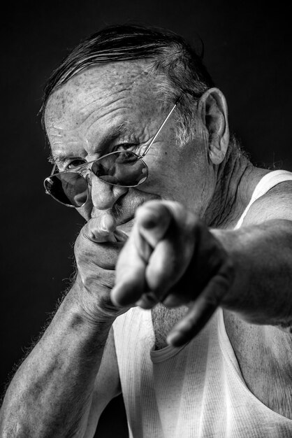 Foto primer plano de las manos del hombre contra un fondo negro