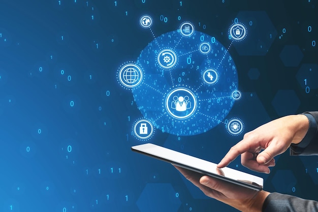 Primer plano de las manos de un hombre de negocios usando un teléfono inteligente con una interfaz de negocios digital conectada con varios íconos y código binario en un fondo borroso Desarrollo de software negocio global y concepto de ai