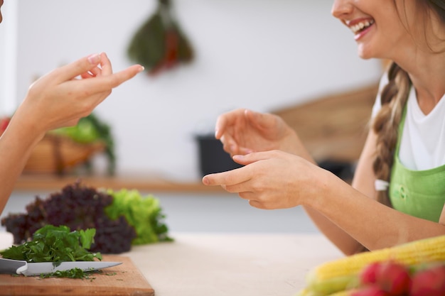 Primer plano de manos humanas cocinando ensalada de verduras en la cocina Comida saludable y concepto vegetariano
