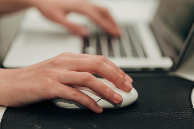 Foto primer plano de manos humanas colocadas sobre la computadora portátil