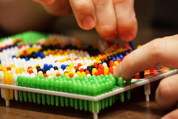 Primer plano de las manos jugando al juego en la mesa