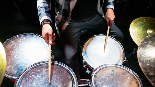 Primer plano de manos masculinas tocando la batería