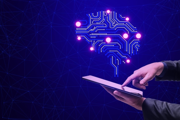 Primer plano de manos masculinas usando teléfono móvil con circuito creativo cerebro con puntos en fondo oscuro con lugar simulado Inteligencia artificial y concepto de aprendizaje automático