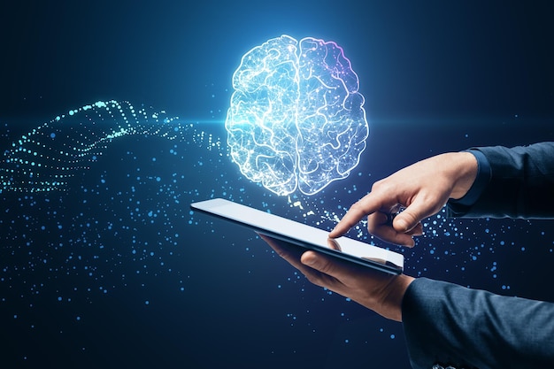 Primer plano de manos masculinas usando teléfono móvil con holograma cerebral poligonal brillante creativo sobre fondo borroso Concepto de inteligencia artificial de investigación de neurología Doble exposición