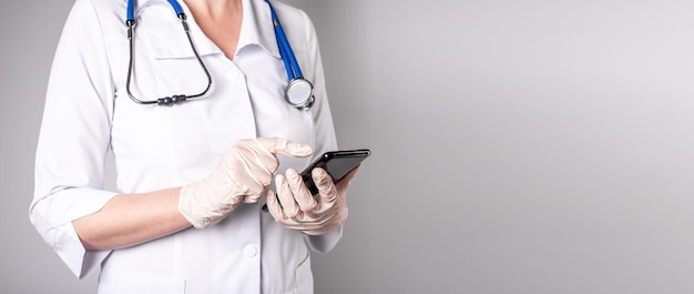 Primer plano de las manos de los médicos usando la aplicación de teléfono móvil abstarct Banner publicitario médico