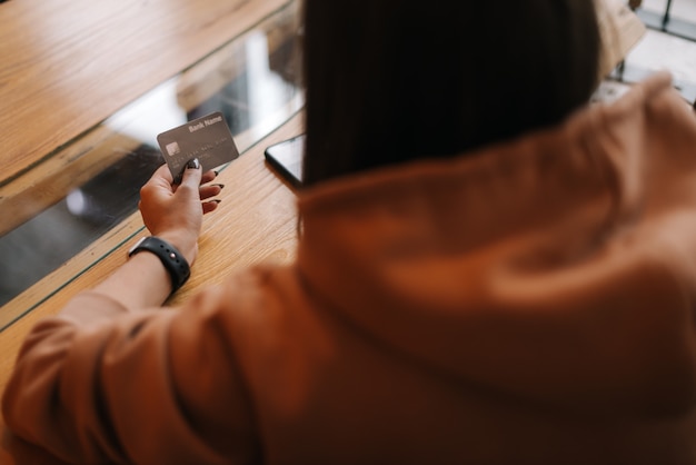 Primer plano de manos de mujer escribiendo mensaje en el teléfono