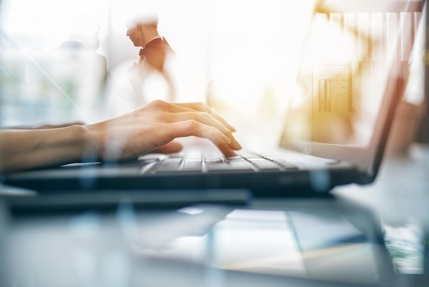 Primer plano de las manos de una mujer escribiendo en un teclado portátil concepto de trabajo inteligente con doble exposición