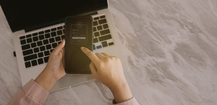 Foto primer plano de manos de mujer escribiendo en el teclado del portátil
