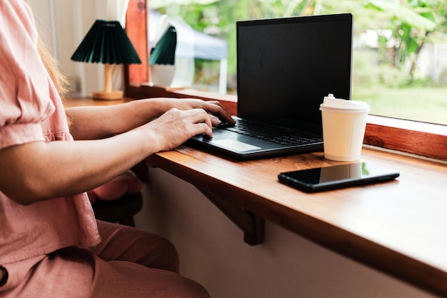 Primer plano de las manos de la mujer escribiendo usando el concepto de computadora escribiendo correos electrónicos comunicándose en línea