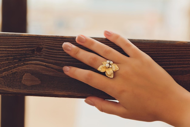 Primer plano de manos de mujer de estilo boho con joyas de plata