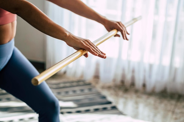 Primer plano de manos de mujer haciendo pilates y ejercicios deportivos de gimnasio en casa para un estilo de vida saludable, bienestar, objetivos de personas y estilo de vida exitoso