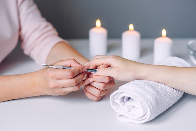 Primer plano de manos de mujer hermosa manicura en salón de spa