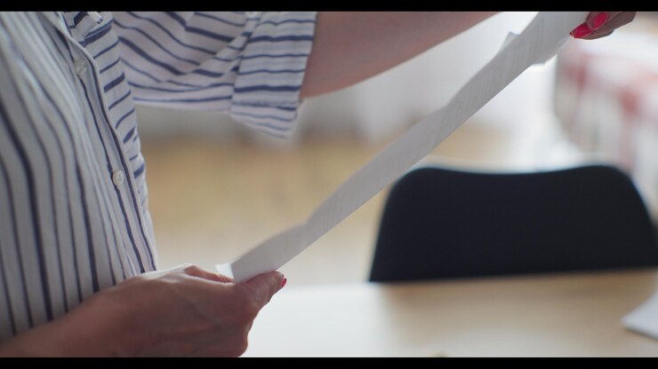 Foto primer plano manos de mujer sacan sobre de papel factura de servicios públicos papel carta documentos bancarios manos de mujer abriendo papel carta correo facturas formularios de impuestos