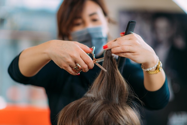 Foto primer plano de las manos de un peluquero