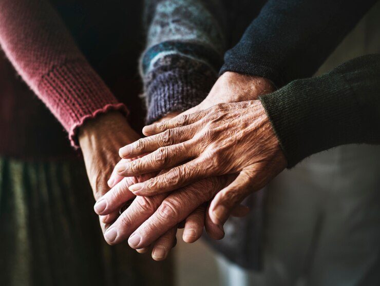 Primer plano de manos de personas mayores