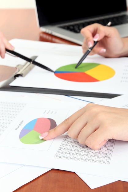 Primer plano de las manos de las personas de negocios durante el trabajo en equipo