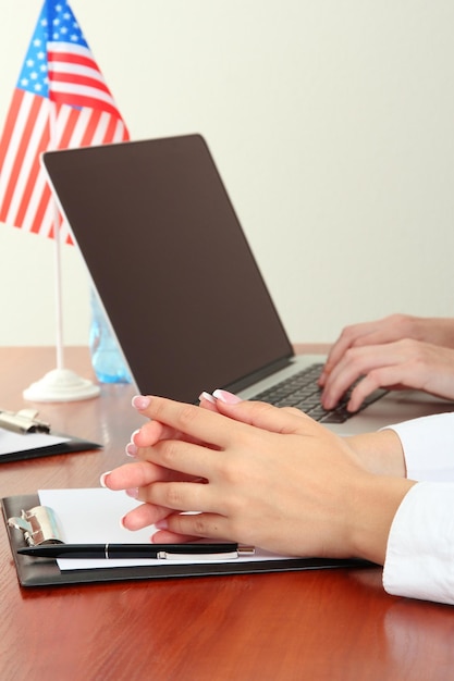 Foto primer plano de las manos de las personas de negocios durante el trabajo en equipo