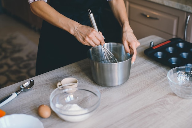 Primer plano de manos recortadas mezclando ingredientes