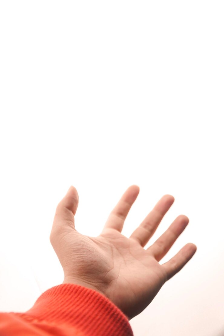 Foto primer plano de las manos sobre un fondo blanco