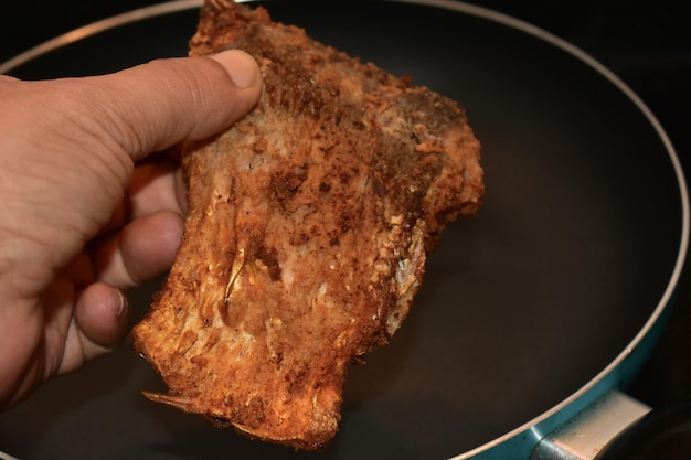 Primer plano de manos sosteniendo comida y comiendo