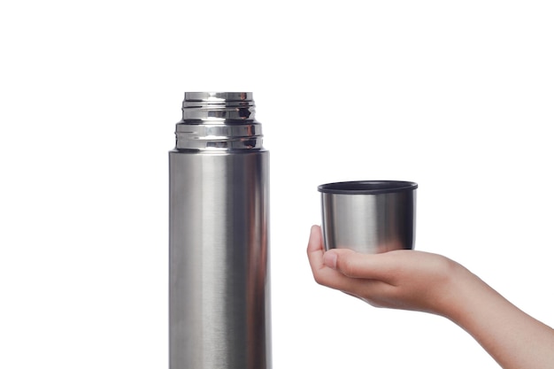 Primer plano de manos sosteniendo un recipiente de bebidas aislado contra un fondo blanco