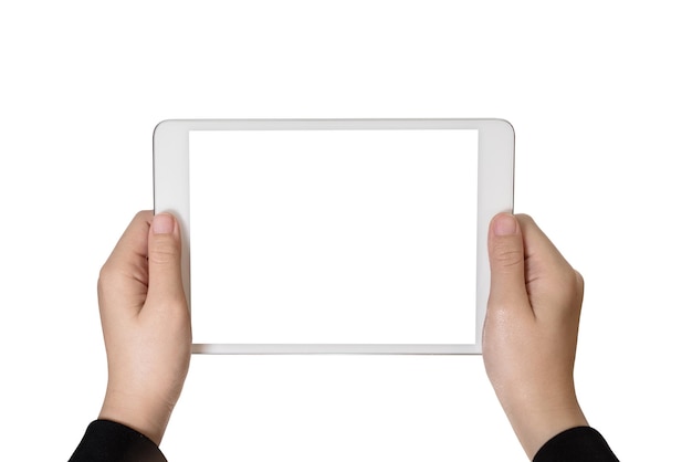 Primer plano de manos sosteniendo una tableta digital sobre un fondo blanco