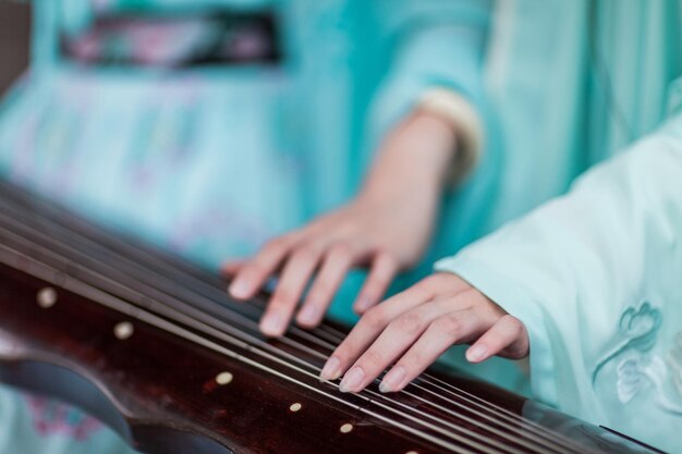 Foto primer plano de las manos tocando la guitarra