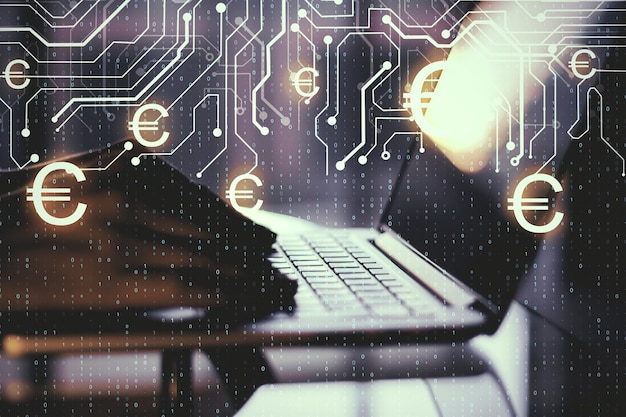 Primer plano de las manos usando una computadora portátil con un circuito de dinero brillante abstracto y un código binario en un fondo borroso Concepto de tecnología y criptomoneda euro Multiexposición