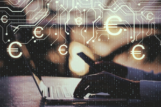 Primer plano de las manos usando una computadora portátil y un teléfono inteligente con un circuito de dinero brillante abstracto y un código binario en un fondo borroso Concepto de tecnología y criptomoneda euro Multiexposición