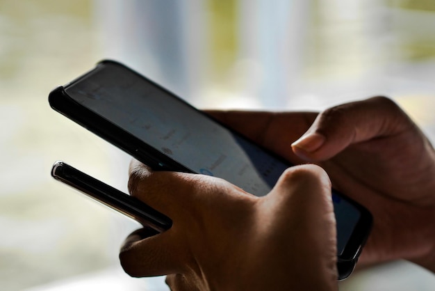 Primer plano de las manos usando el teléfono