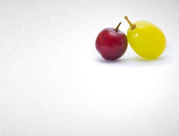 Foto primer plano de una manzana contra un fondo blanco