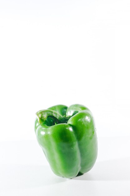 Foto primer plano de una manzana contra un fondo blanco