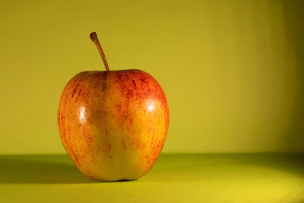 Primer plano de una manzana contra un fondo blanco