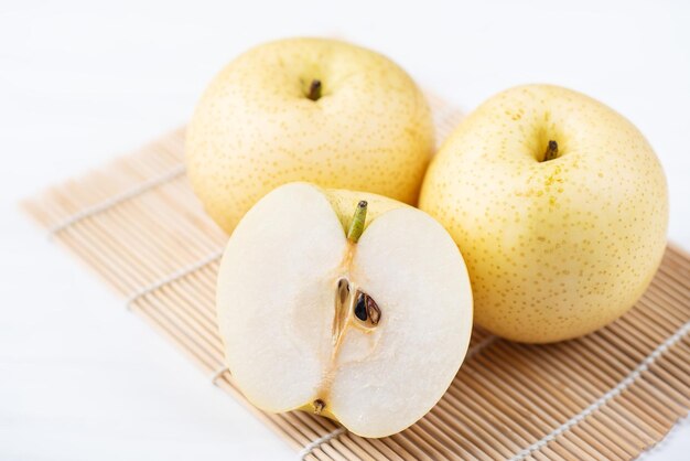 Foto primer plano de una manzana contra un fondo blanco