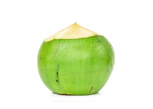 Primer plano de una manzana contra un fondo blanco