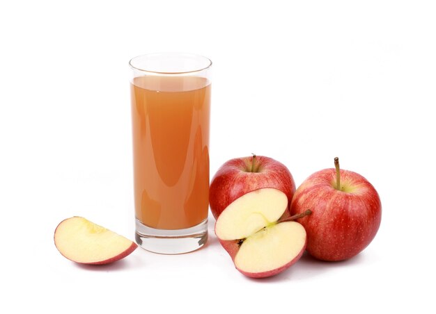 Foto primer plano de una manzana contra un fondo blanco