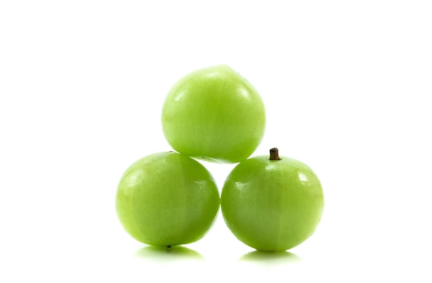 Foto primer plano de una manzana contra un fondo blanco